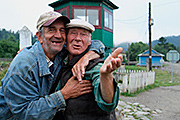 Přátelští místní obyvatelé v zapadlé horské obci v ukrajinských Karpatech u závory pohraniční kontroly, rok 2011