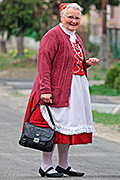 Paní v kroji v maďarské obci Egerszalók, rok 2012