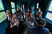 Lesní železnice v rumunském pohoří Maramureš - lesní dělníci jedoucí do práce, rok 2012