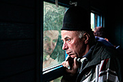 Lesní železnice v rumunském pohoří Maramureš - dělník ve vlaku, rok 2012