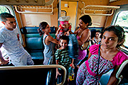 Místní romové ve vlaku u maďarského města Nyírbátor, rok 2012
