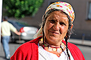 Cikánka v rumunském Maramureši, rok 2012